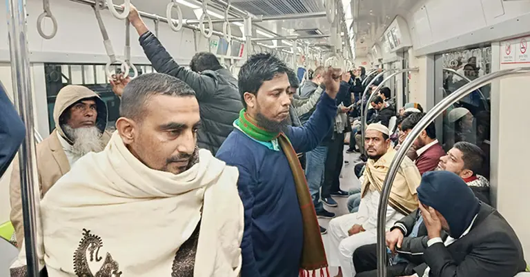 মেট্রোতে যাত্রীদের ভিড়